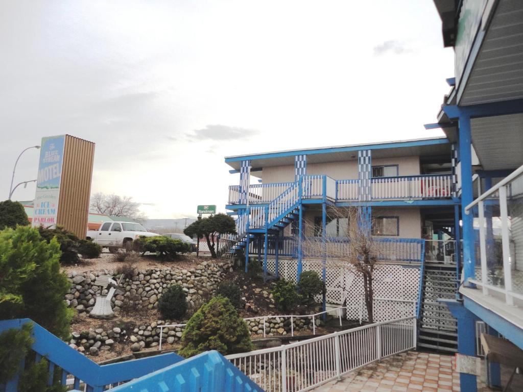 Blue Stream Motel Vernon Buitenkant foto
